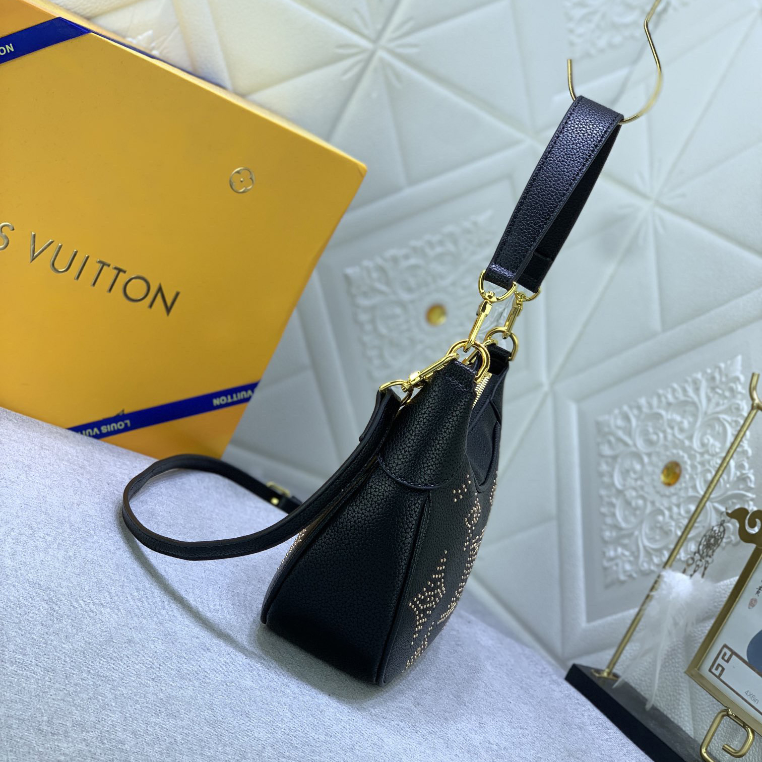 LV High Quality Women Shoulder Bags Luxury Handbags Feature Eye-Catching Studs That Delicately Construct Classic Monogram Patterns Showcasing The Brand's Craftsmanship Both The Handle And Adjustable Shoulder Strap Are Detachable Female Hand Bag