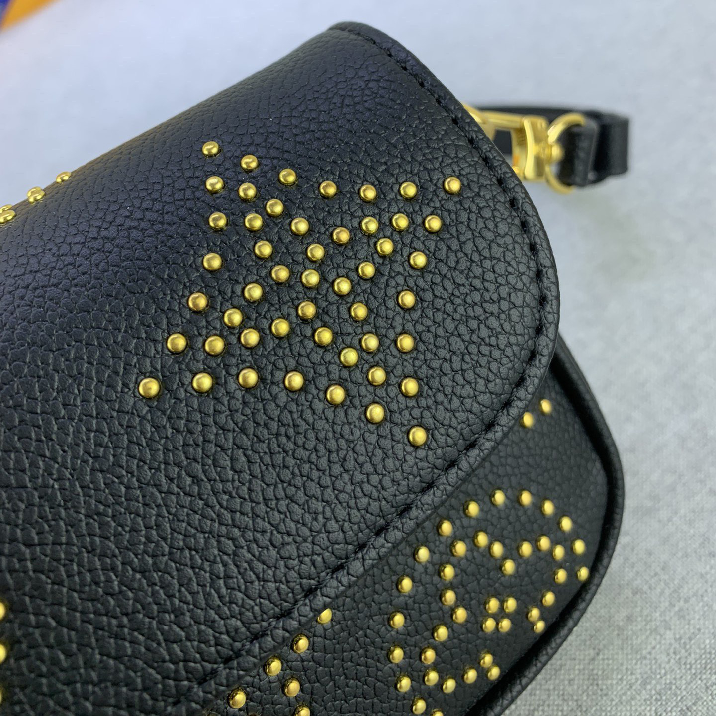 LV High Quality Women Shoulder Bags Luxury Handbags Are Made Of Grain Cowhide Leather With Adjustable Shoulder Straps That Can Be Removed Allowing For Easy Switching Between Crossbody And Long/Short Shoulder Back Female Hand Bags