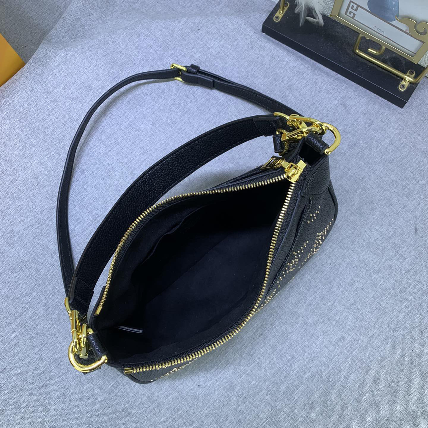 LV High Quality Women Shoulder Bags Luxury Handbags Feature Eye-Catching Studs That Delicately Construct Classic Monogram Patterns Showcasing The Brand's Craftsmanship Both The Handle And Adjustable Shoulder Strap Are Detachable Female Hand Bag