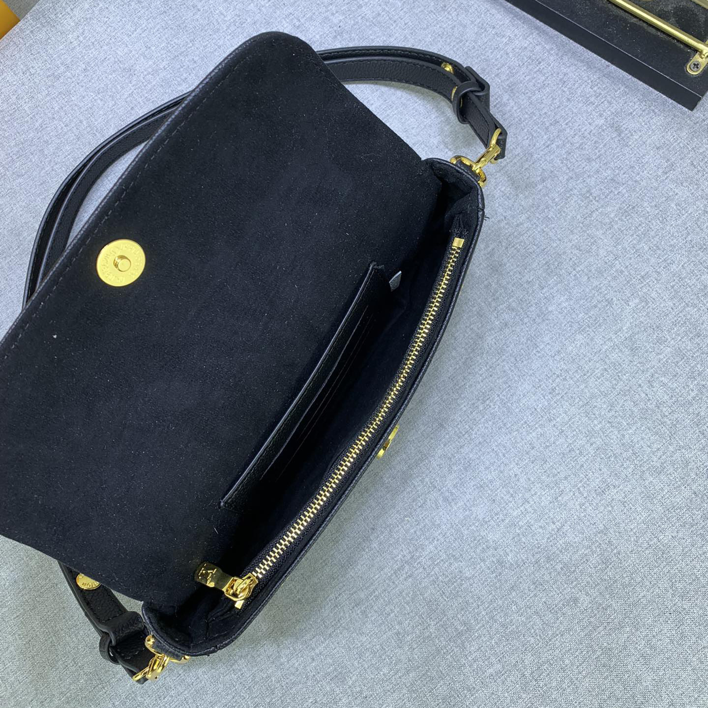 LV High Quality Women Shoulder Bags Luxury Handbags Are Made Of Grain Cowhide Leather With Adjustable Shoulder Straps That Can Be Removed Allowing For Easy Switching Between Crossbody And Long/Short Shoulder Back Female Hand Bags