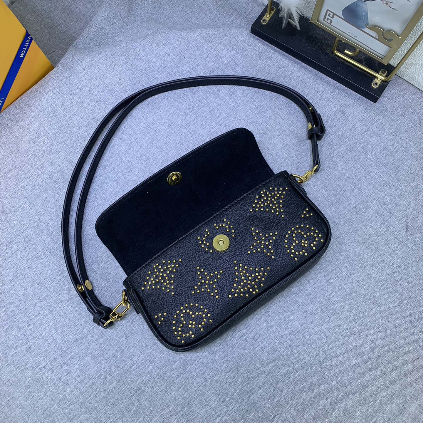 LV High Quality Women Shoulder Bags Luxury Handbags Are Made Of Grain Cowhide Leather With Adjustable Shoulder Straps That Can Be Removed Allowing For Easy Switching Between Crossbody And Long/Short Shoulder Back Female Hand Bags