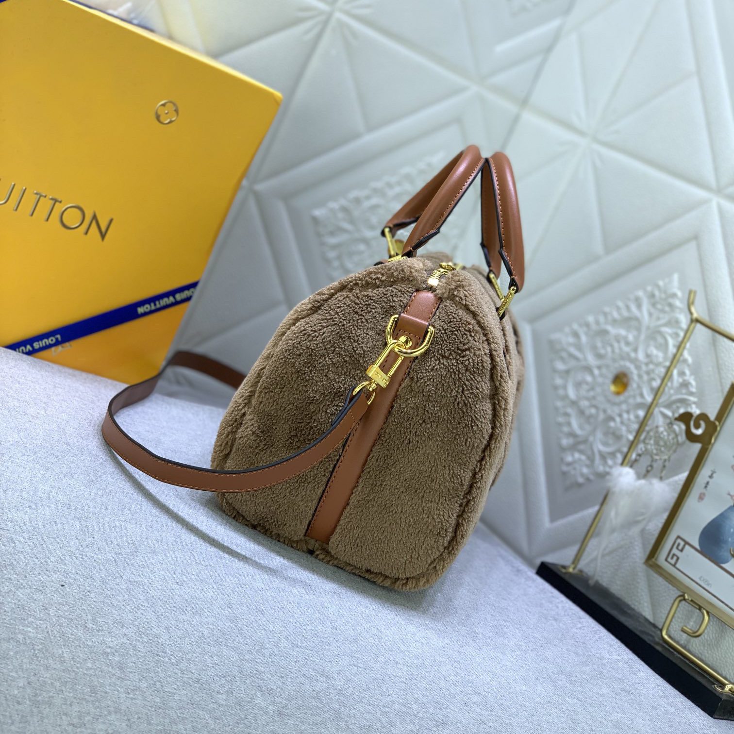 LV High Quality Women Shoulder Bags Luxuries Handbag Features Soft Wool Leather With Grain Leather Trim A Top Roller Pressed Leather Handle And Detachable And Adjustable Leather Shoulder Straps For Multiple Carrying Experiences. Female Hand Bag