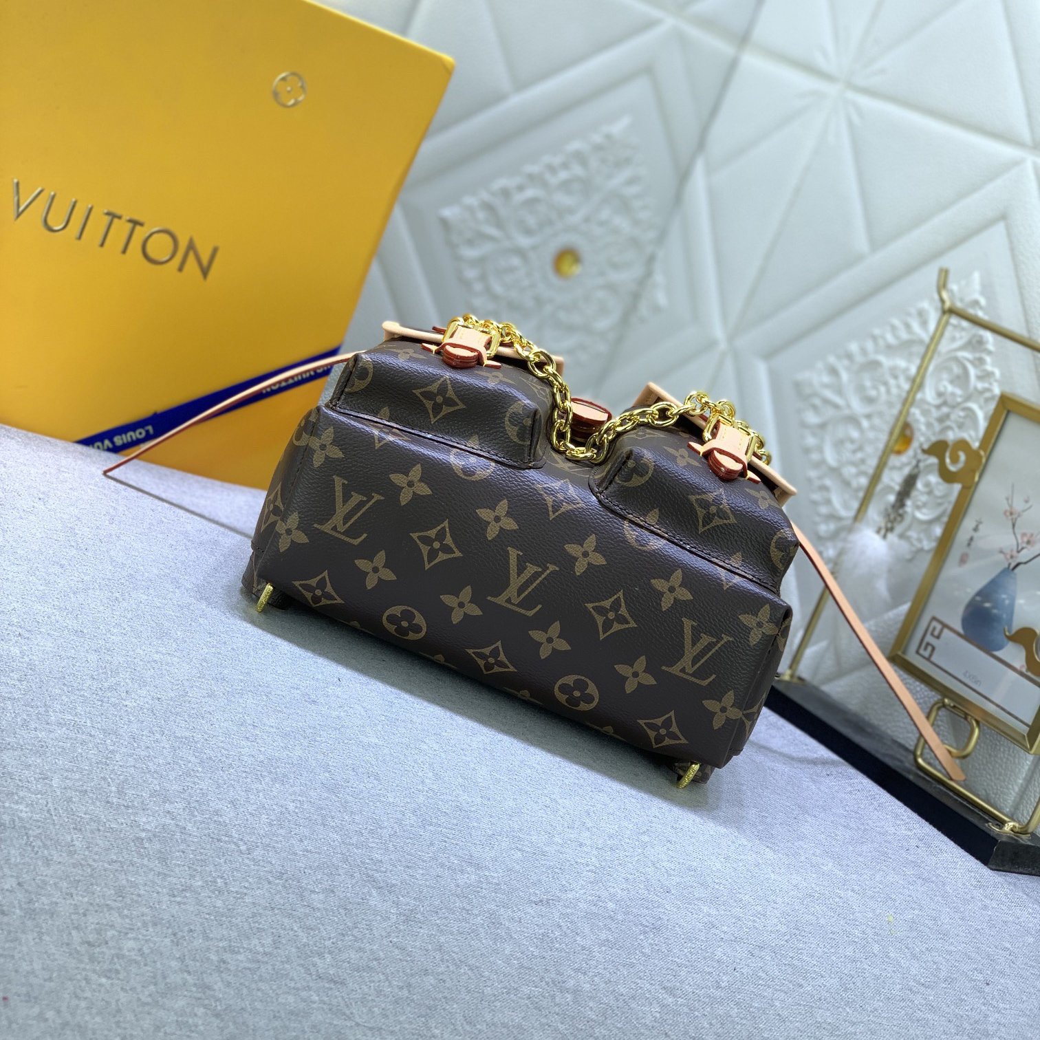 LV High Quality Women Backpack Luxury Backpack Features An Adjustable Slide Closure On The Main Compartment In Addition To The Top Handle It Also Comes With A Chain That Allows For Free Switching Of Carrying Modes Female Backpack