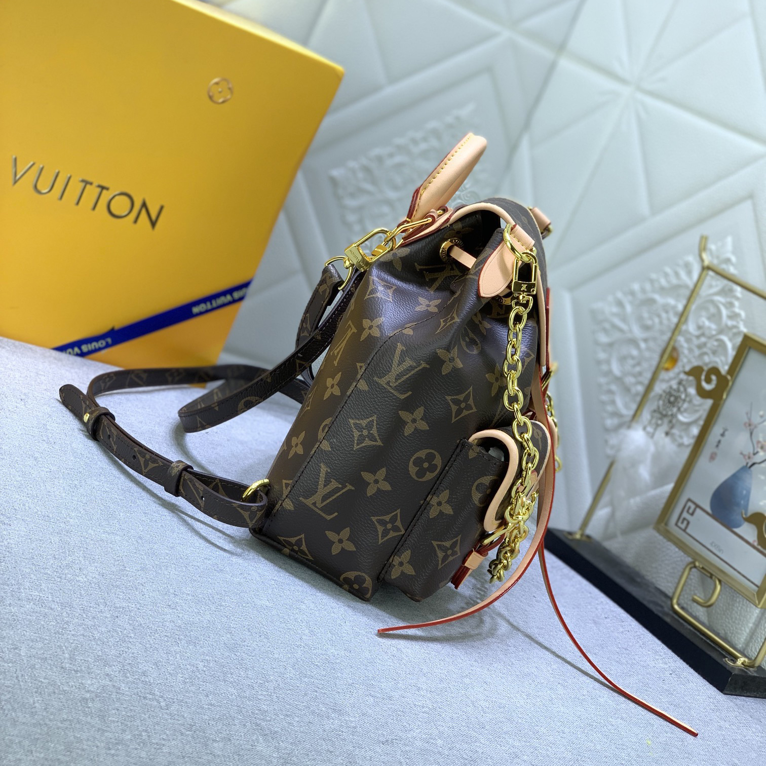 LV High Quality Women Backpack Luxury Backpack Features An Adjustable Slide Closure On The Main Compartment In Addition To The Top Handle It Also Comes With A Chain That Allows For Free Switching Of Carrying Modes Female Backpack