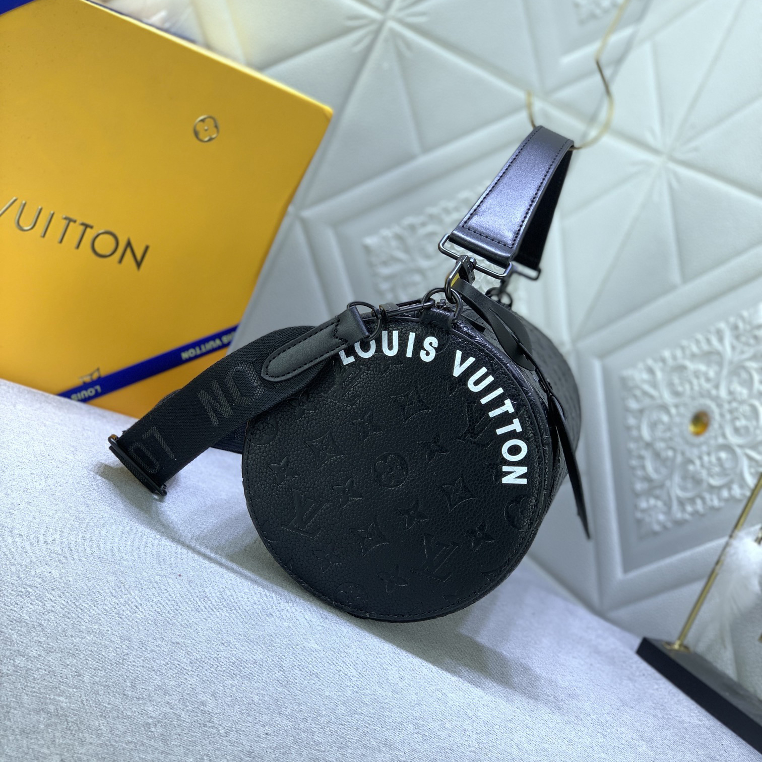 LV High Quality Women Shoulder Bags Luxury Soft Cylindrical Bag With Wide Handle And Wide Shoulder Strap The Spacious Interior Can Accommodate A Variety Of Items Female Hand Bag