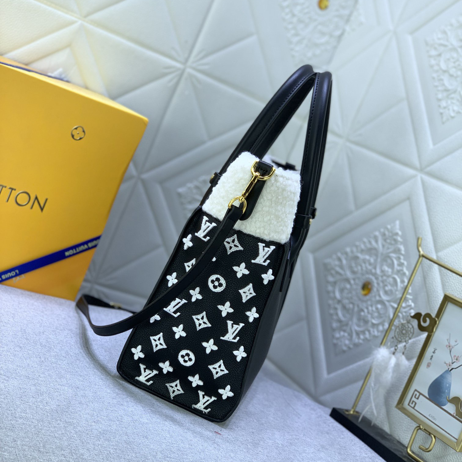LV High Quality Women Shoulder Bags Luxury Handbag Is Made Of Grain Leather And Wool Leather And Infused With The Classic Style Of Monogram Floral Tufting On Both Sides Top Handle And Detachable Shoulder Strap Female Hand Bag