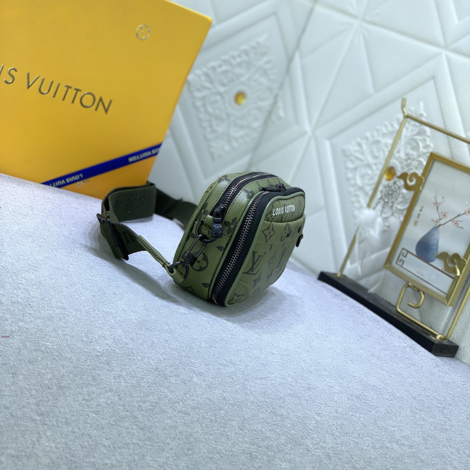 LV High Quality Women Shoulder Bags Luxury Mini Men's Postman Bag With Ample Space Zipper Compartment And Front Patch Pocket To Accommodate Phones Cards And Keys Paired With Detachable And Adjustable Leather Shoulder Straps Female Hand Bag