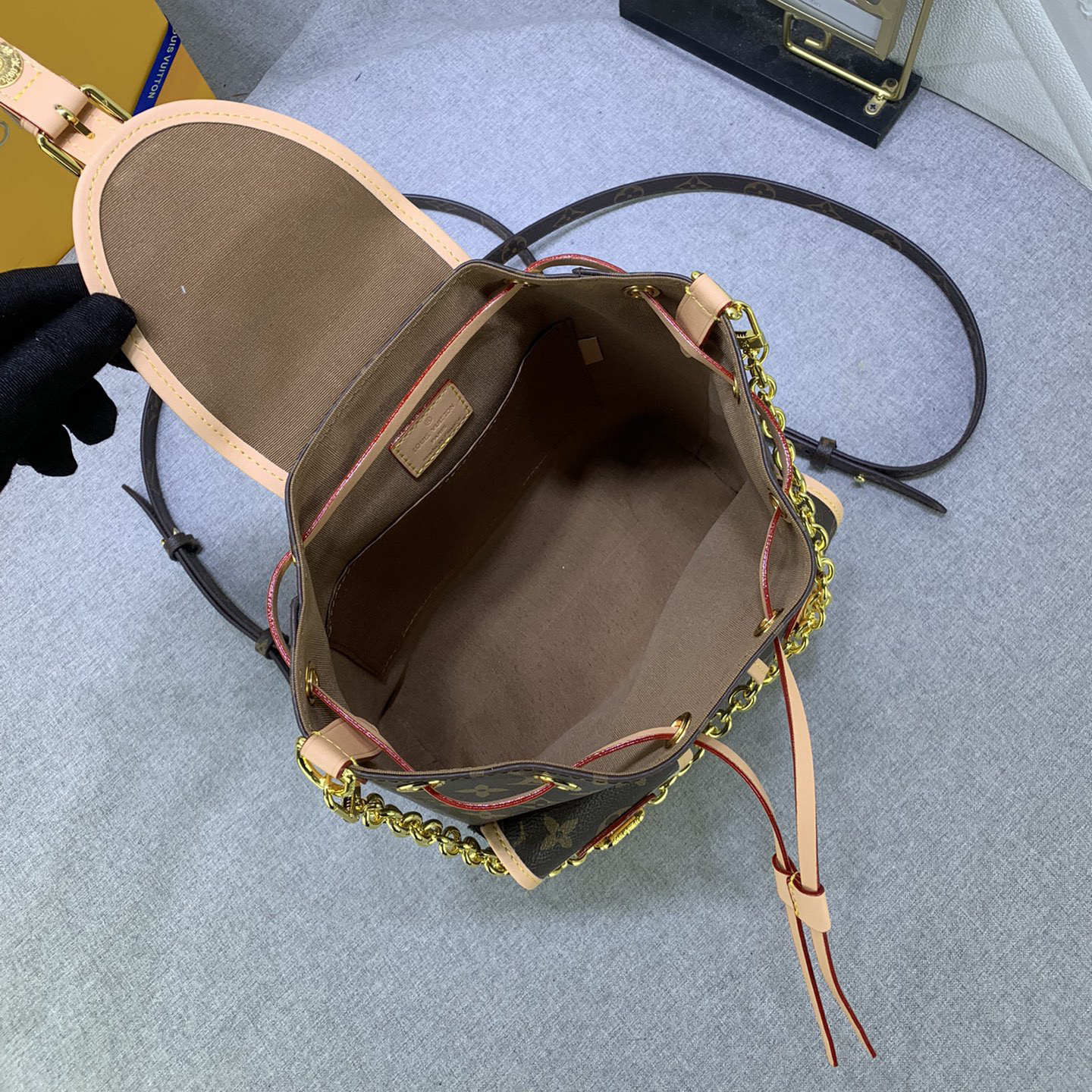 LV High Quality Women Backpack Luxury Backpack Features An Adjustable Slide Closure On The Main Compartment In Addition To The Top Handle It Also Comes With A Chain That Allows For Free Switching Of Carrying Modes Female Backpack