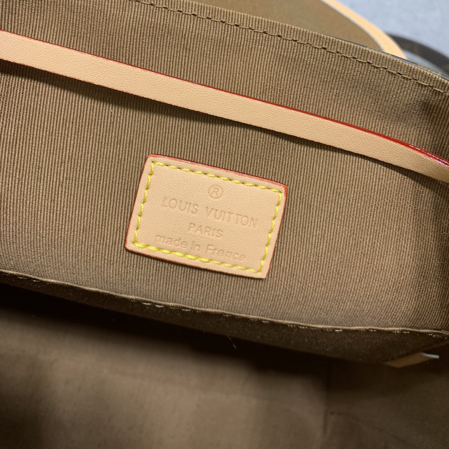 LV High Quality Women Backpack Luxury Backpack Features An Adjustable Slide Closure On The Main Compartment In Addition To The Top Handle It Also Comes With A Chain That Allows For Free Switching Of Carrying Modes Female Backpack