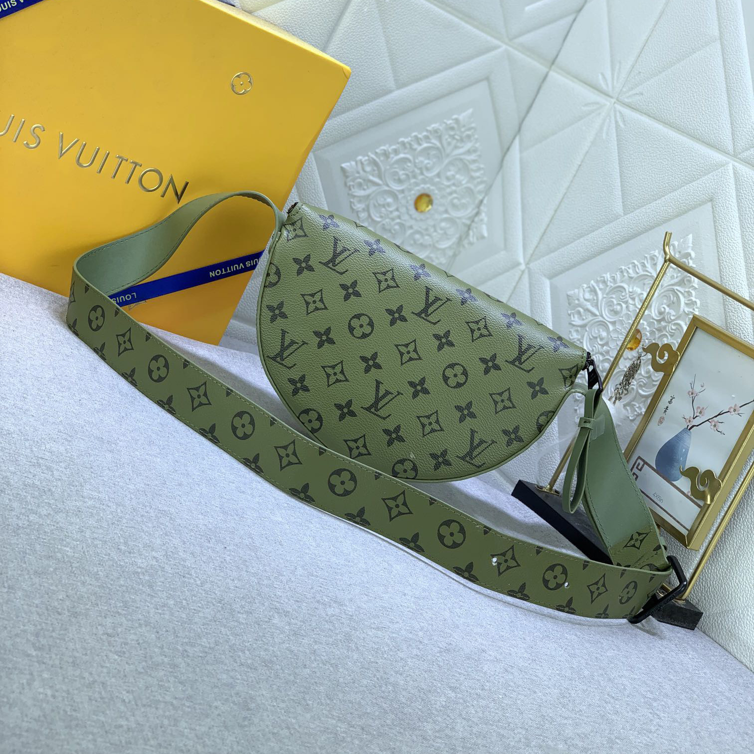 LV High Quality Women Shoulder Bags Luxury Handbag Is Made Of Soft Coated Canvas With A Semi-Circular Contour That Fits The Body Shape Making It Easy To Store Daily Needs Such As Phones Small Wallets And Headphones Female Hand Bag