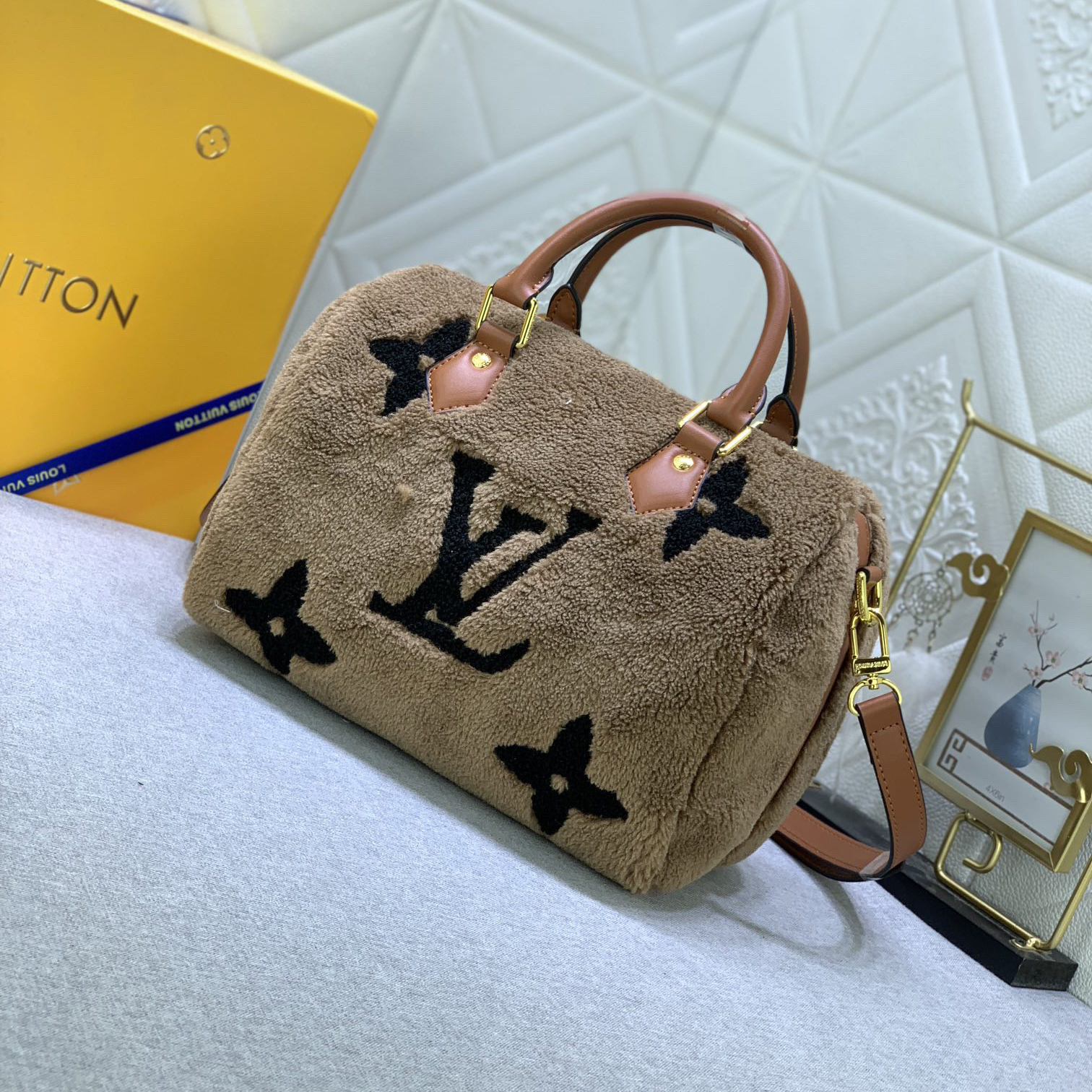 LV High Quality Women Shoulder Bags Luxuries Handbag Features Soft Wool Leather With Grain Leather Trim A Top Roller Pressed Leather Handle And Detachable And Adjustable Leather Shoulder Straps For Multiple Carrying Experiences. Female Hand Bag