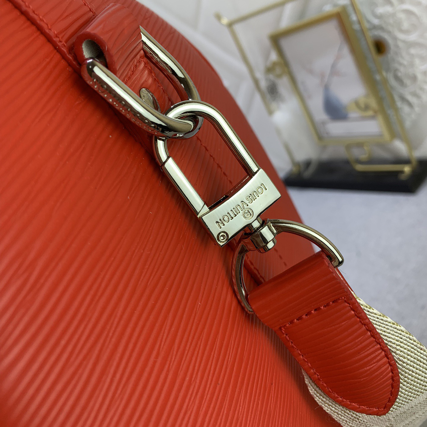 LV High Quality Women Shoulder Bags Luxury Soft Cylindrical Bag With Wide Handle And Wide Shoulder Strap The Spacious Interior Can Accommodate A Variety Of Items Female Hand Bag