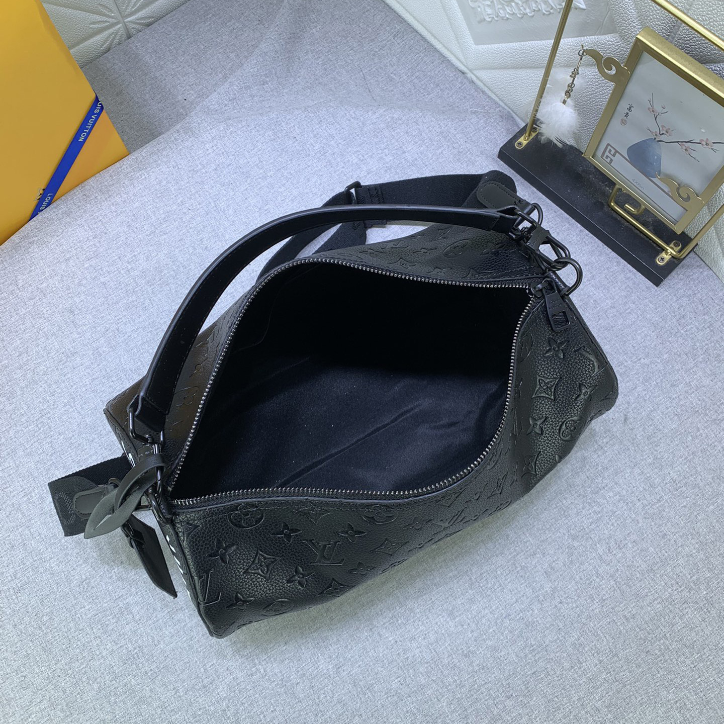 LV High Quality Women Shoulder Bags Luxury Soft Cylindrical Bag With Wide Handle And Wide Shoulder Strap The Spacious Interior Can Accommodate A Variety Of Items Female Hand Bag