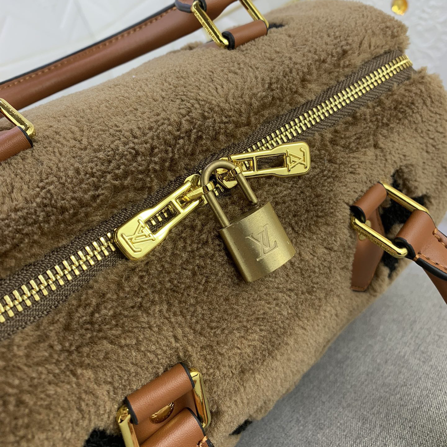 LV High Quality Women Shoulder Bags Luxuries Handbag Features Soft Wool Leather With Grain Leather Trim A Top Roller Pressed Leather Handle And Detachable And Adjustable Leather Shoulder Straps For Multiple Carrying Experiences. Female Hand Bag