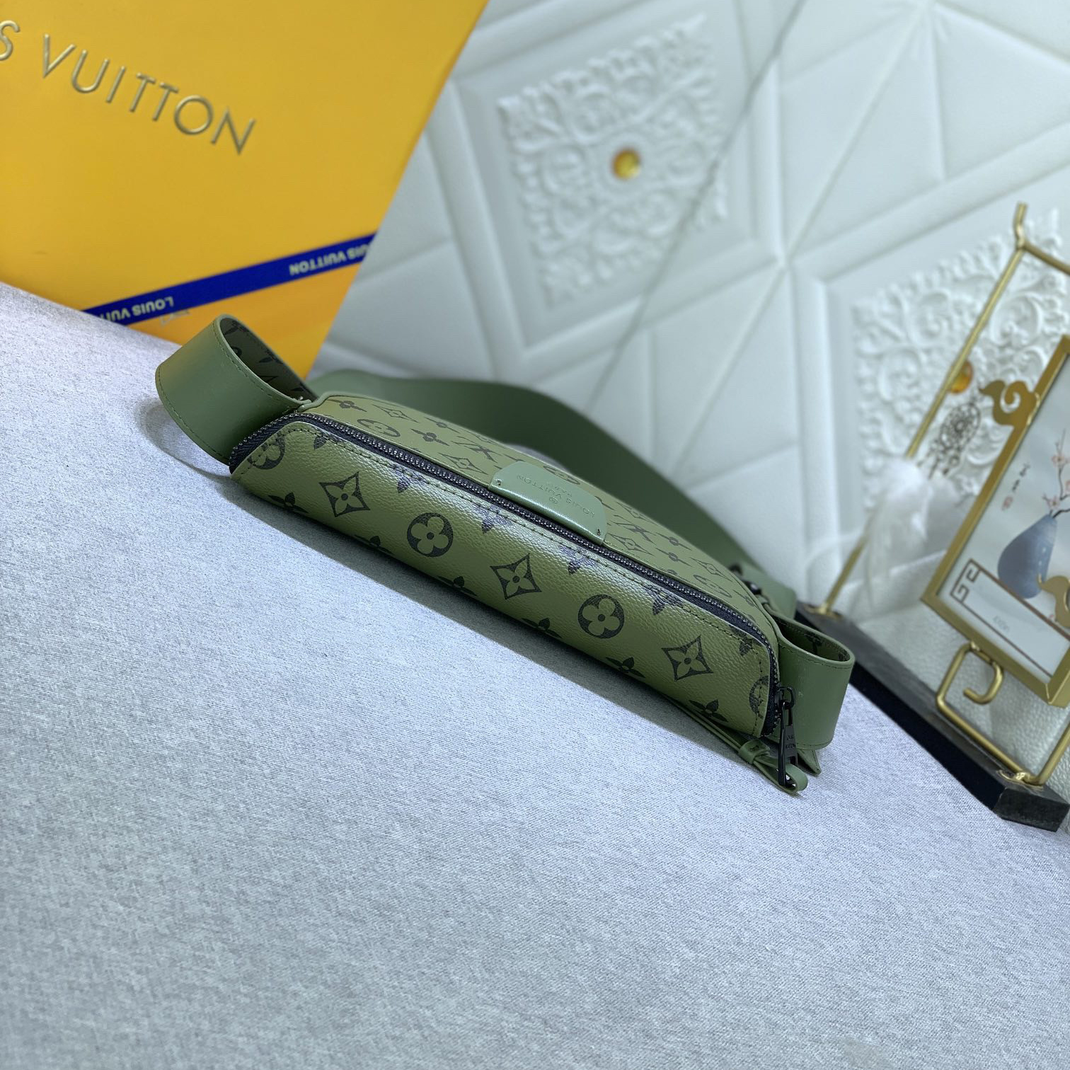 LV High Quality Women Shoulder Bags Luxury Handbag Is Made Of Soft Coated Canvas With A Semi-Circular Contour That Fits The Body Shape Making It Easy To Store Daily Needs Such As Phones Small Wallets And Headphones Female Hand Bag