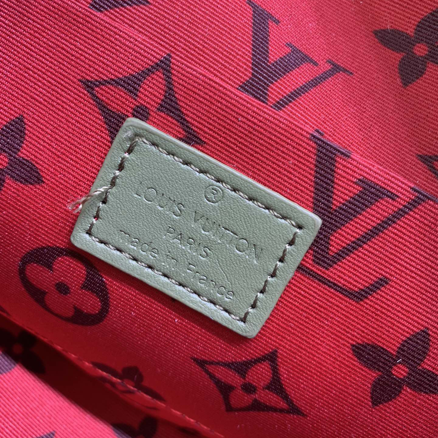 LV High Quality Women Shoulder Bags Luxury Handbag Is Made Of Soft Coated Canvas With A Semi-Circular Contour That Fits The Body Shape Making It Easy To Store Daily Needs Such As Phones Small Wallets And Headphones Female Hand Bag