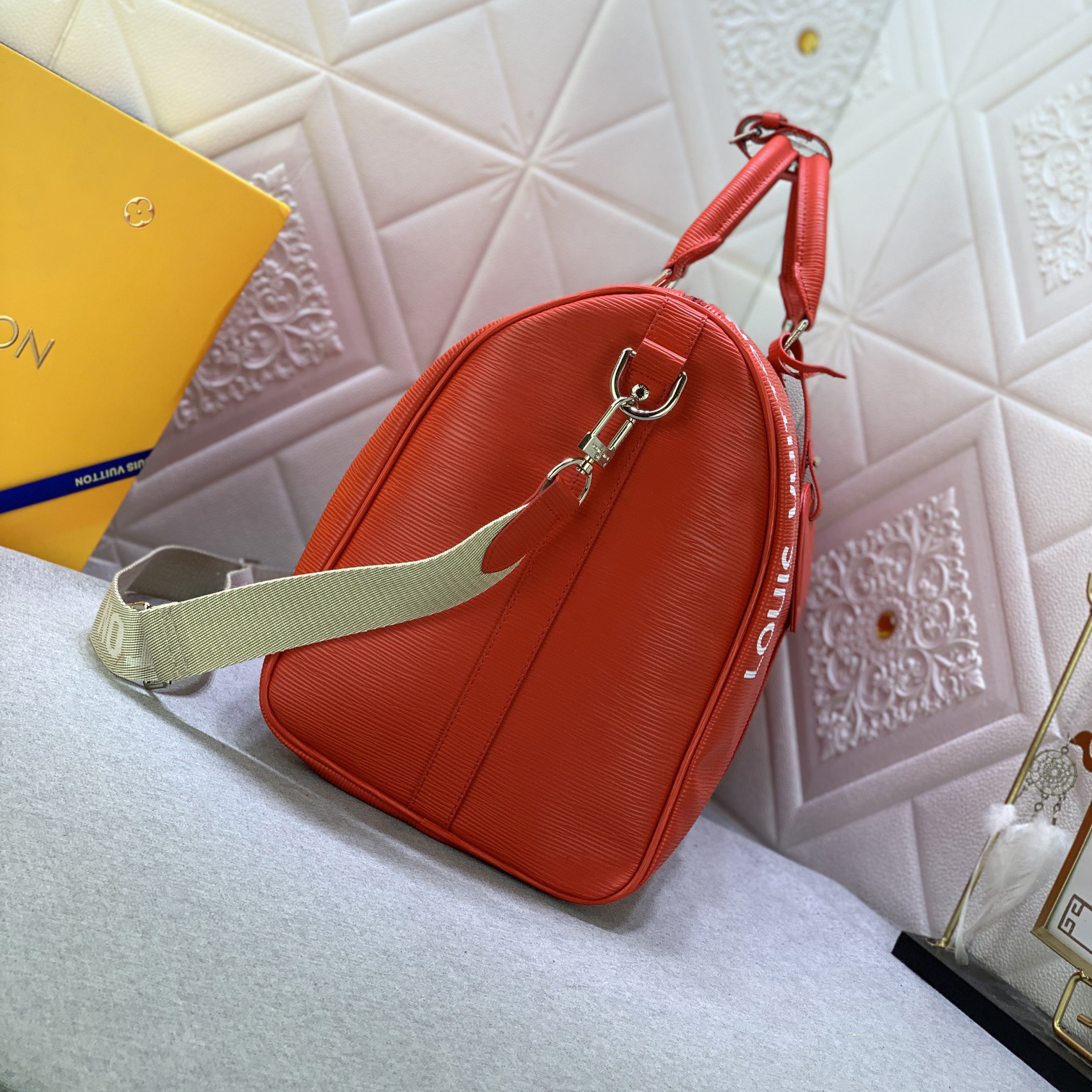 LV High Quality Women Shoulder Bags Luxury Soft Cylindrical Bag With Wide Handle And Wide Shoulder Strap The Spacious Interior Can Accommodate A Variety Of Items Female Hand Bag