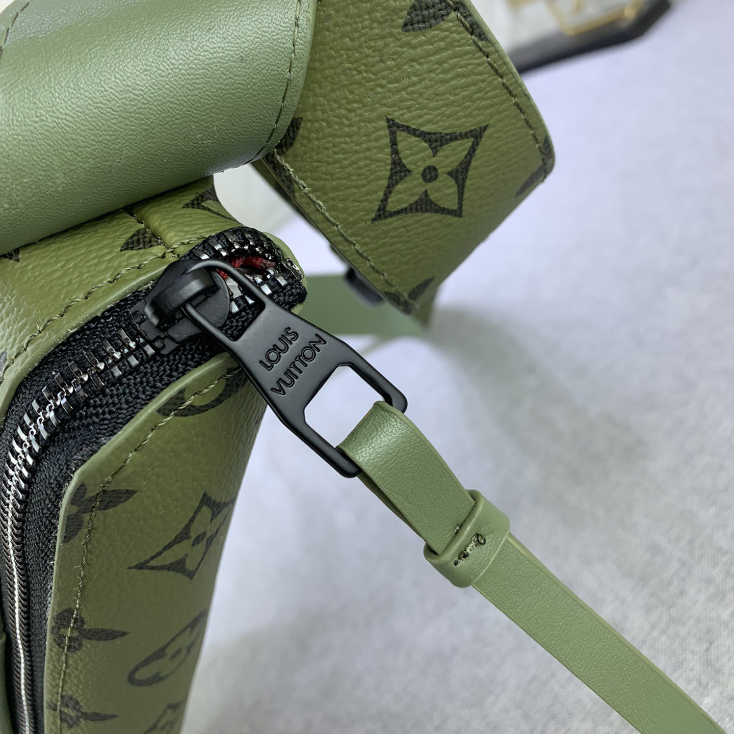 LV High Quality Women Shoulder Bags Luxury Handbag Is Made Of Soft Coated Canvas With A Semi-Circular Contour That Fits The Body Shape Making It Easy To Store Daily Needs Such As Phones Small Wallets And Headphones Female Hand Bag