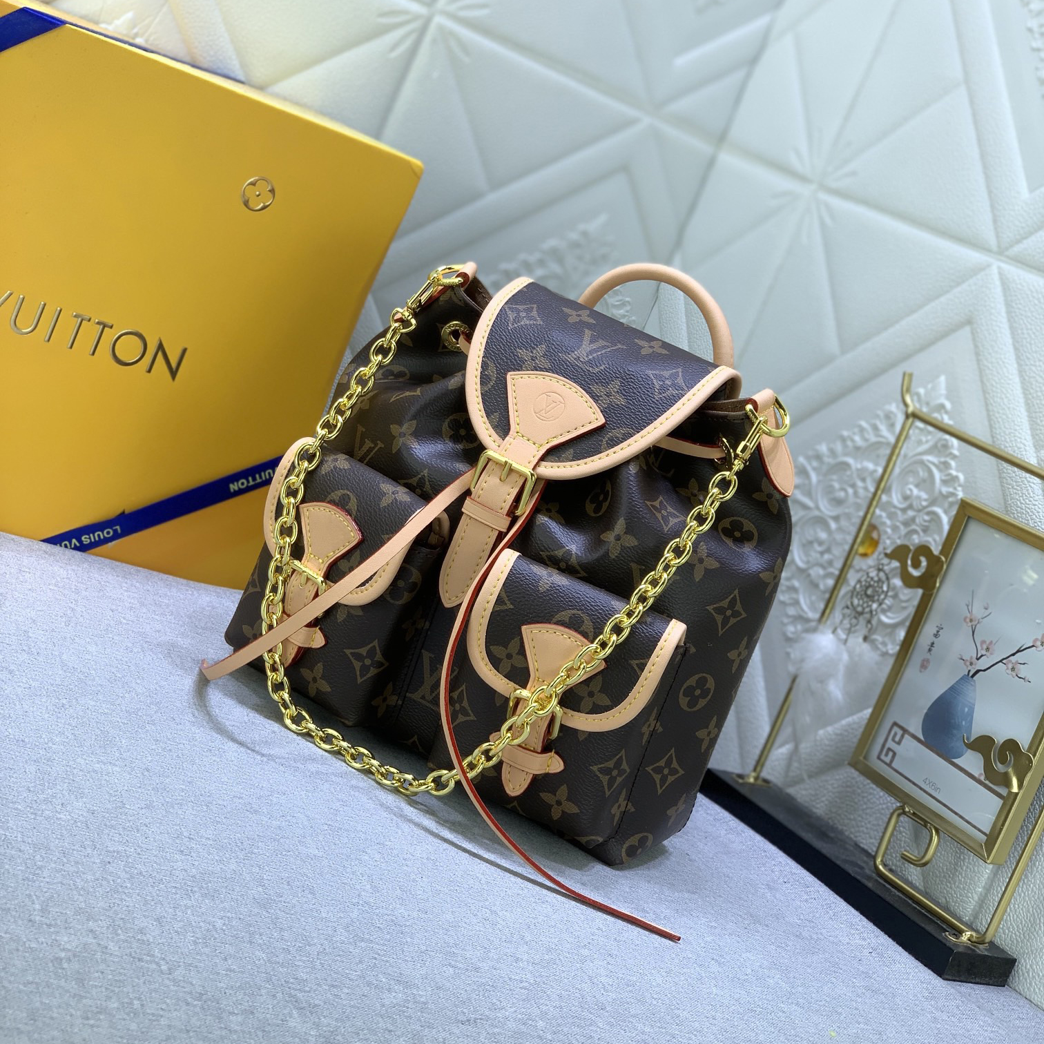 LV High Quality Women Backpack Luxury Backpack Features An Adjustable Slide Closure On The Main Compartment In Addition To The Top Handle It Also Comes With A Chain That Allows For Free Switching Of Carrying Modes Female Backpack