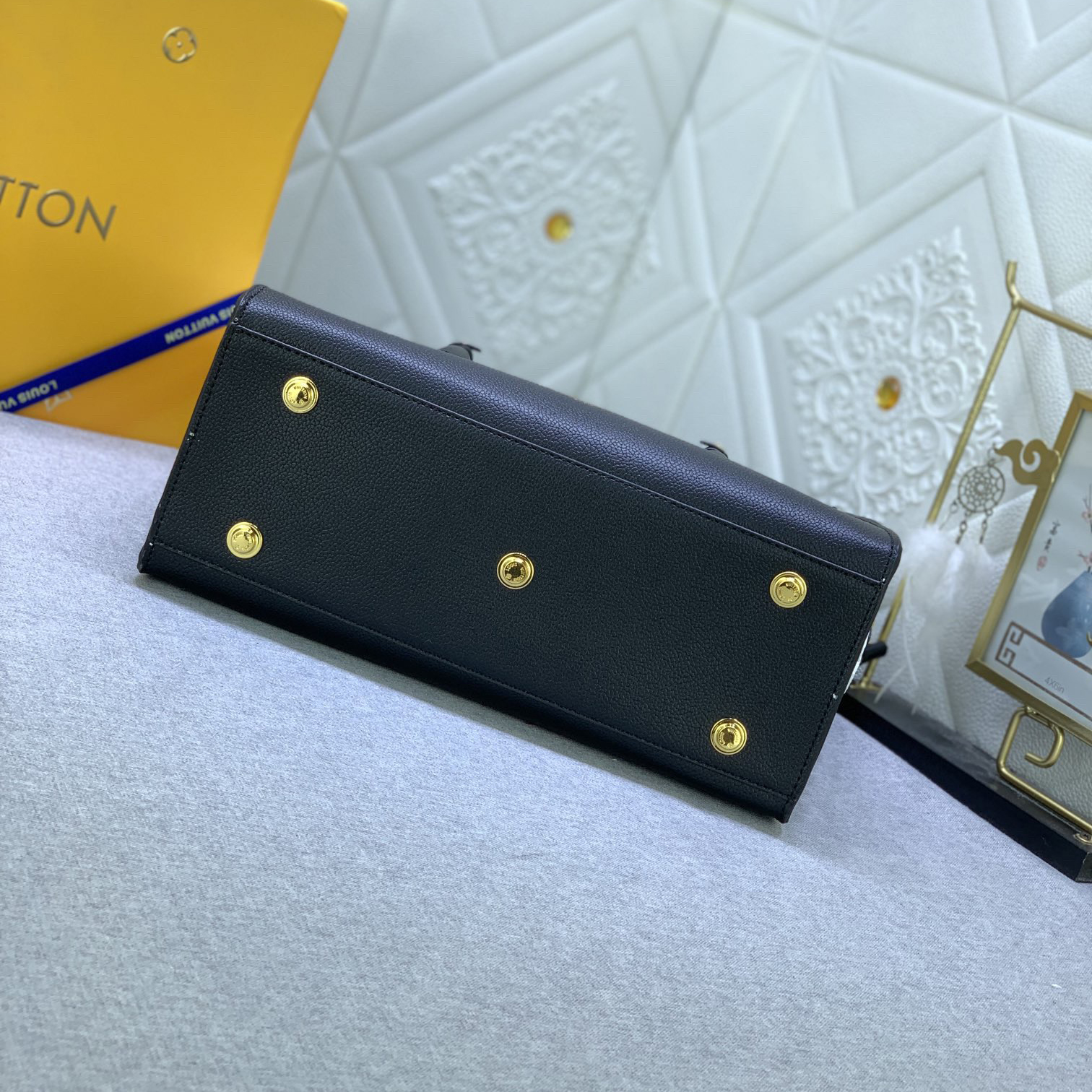 LV High Quality Women Shoulder Bags Luxury Handbag Is Made Of Grain Leather And Wool Leather And Infused With The Classic Style Of Monogram Floral Tufting On Both Sides Top Handle And Detachable Shoulder Strap Female Hand Bag