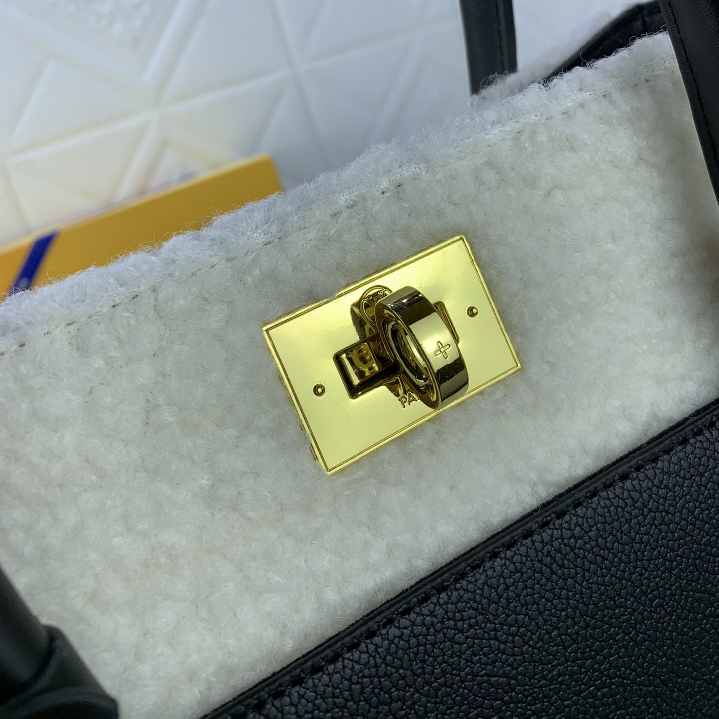 LV High Quality Women Shoulder Bags Luxury Handbag Is Made Of Grain Leather And Wool Leather And Infused With The Classic Style Of Monogram Floral Tufting On Both Sides Top Handle And Detachable Shoulder Strap Female Hand Bag