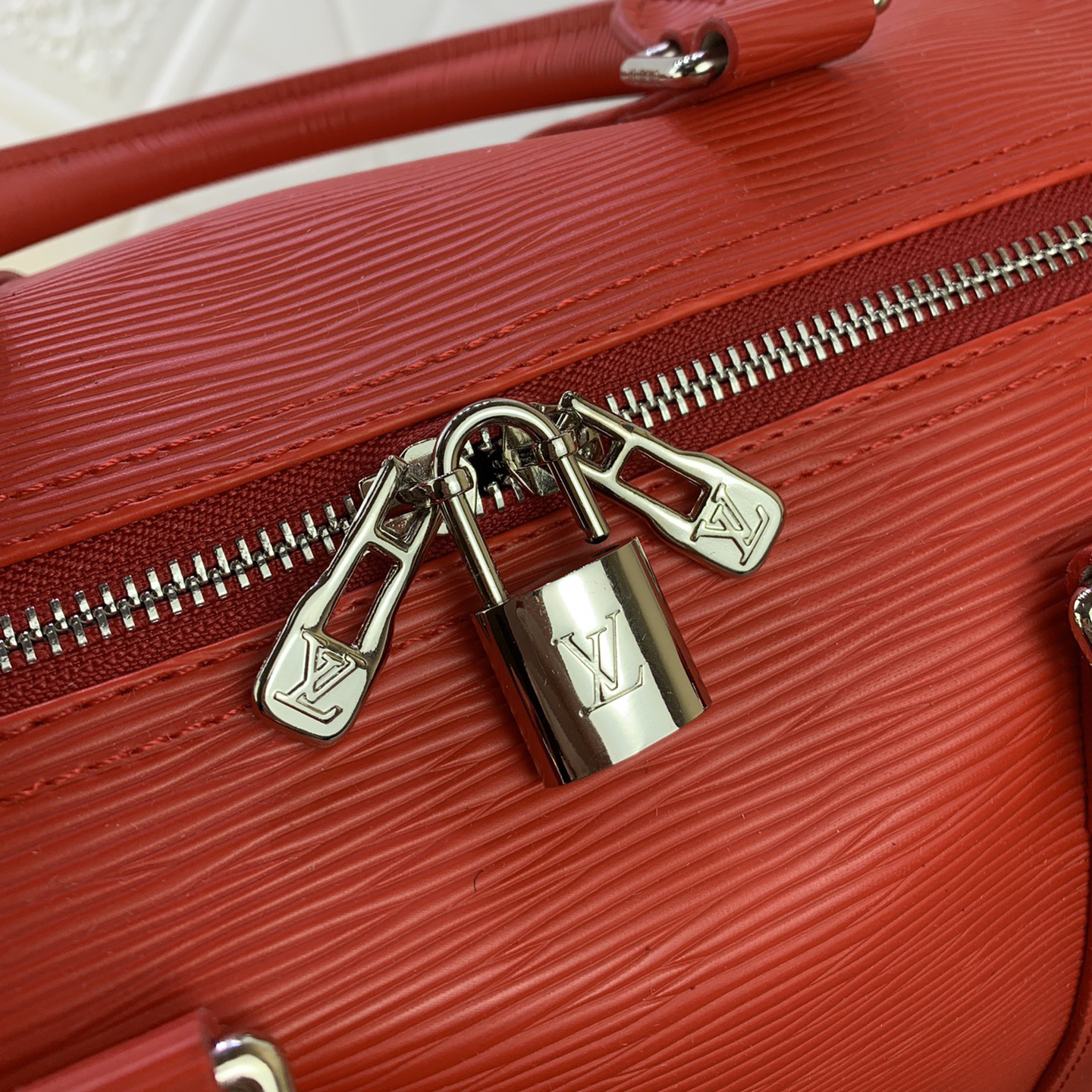 LV High Quality Women Shoulder Bags Luxury Soft Cylindrical Bag With Wide Handle And Wide Shoulder Strap The Spacious Interior Can Accommodate A Variety Of Items Female Hand Bag