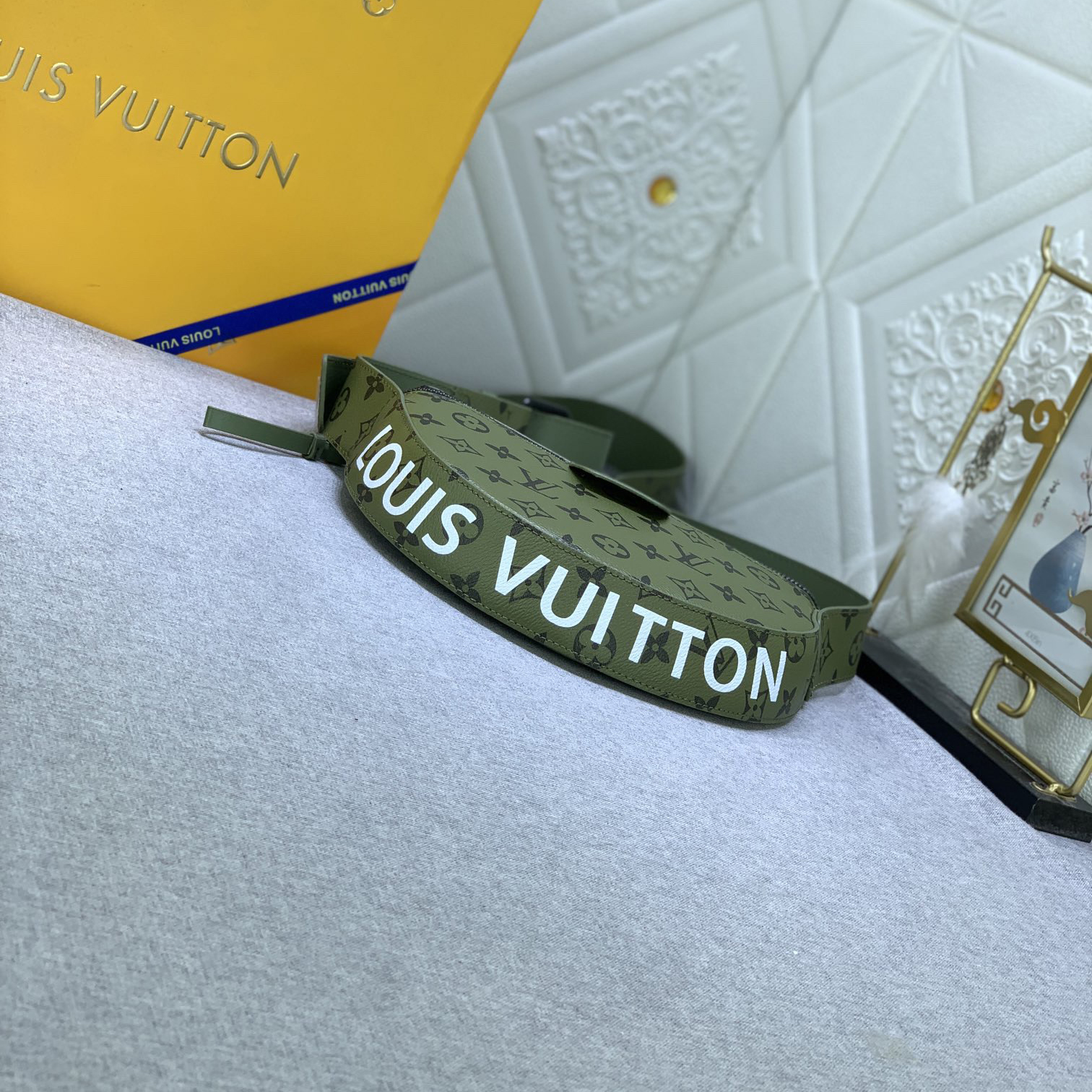 LV High Quality Women Shoulder Bags Luxury Handbag Is Made Of Soft Coated Canvas With A Semi-Circular Contour That Fits The Body Shape Making It Easy To Store Daily Needs Such As Phones Small Wallets And Headphones Female Hand Bag
