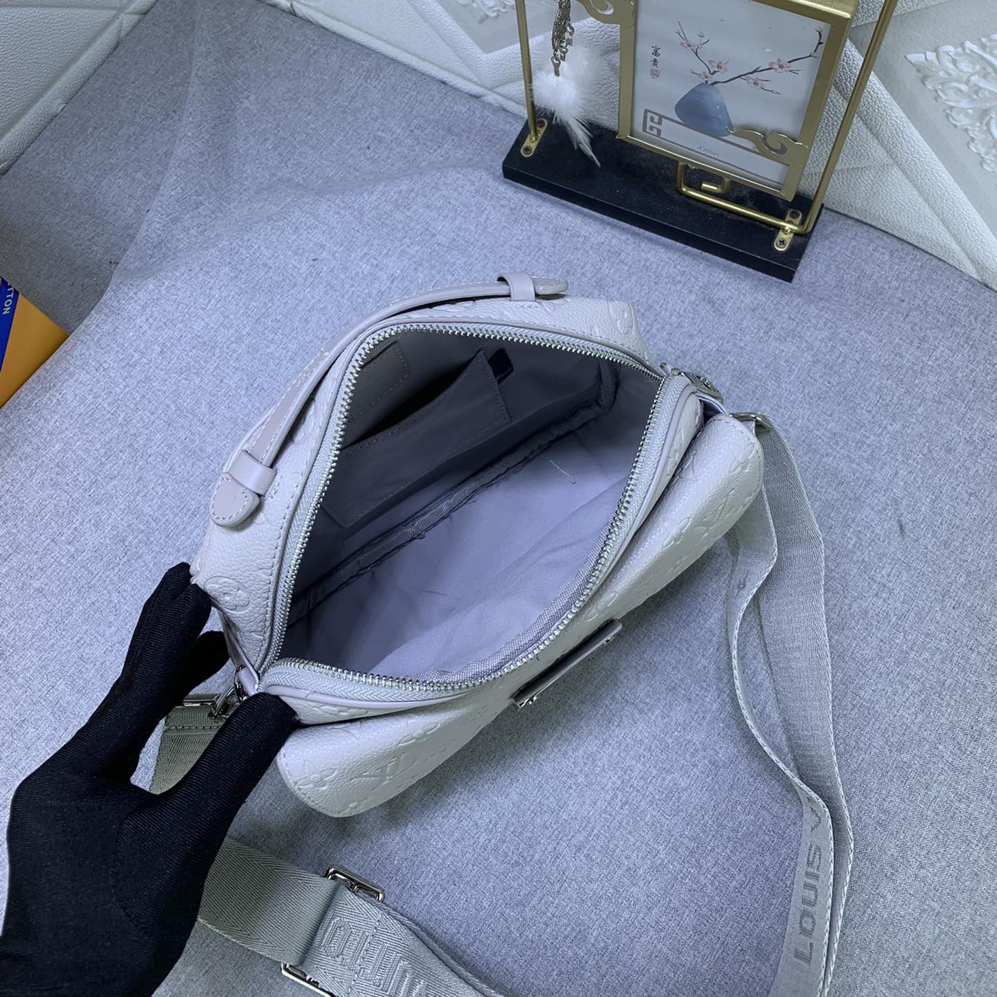 LV High Quality Women Shoulder Bags Luxury Postman Bag Monogram Assar Canvas, Featuring A Brand New Lock Buckle Spacious Zipper Compartment Hard Box Style Leather Handle And Identification Shoulder Strap Female Hand Bag