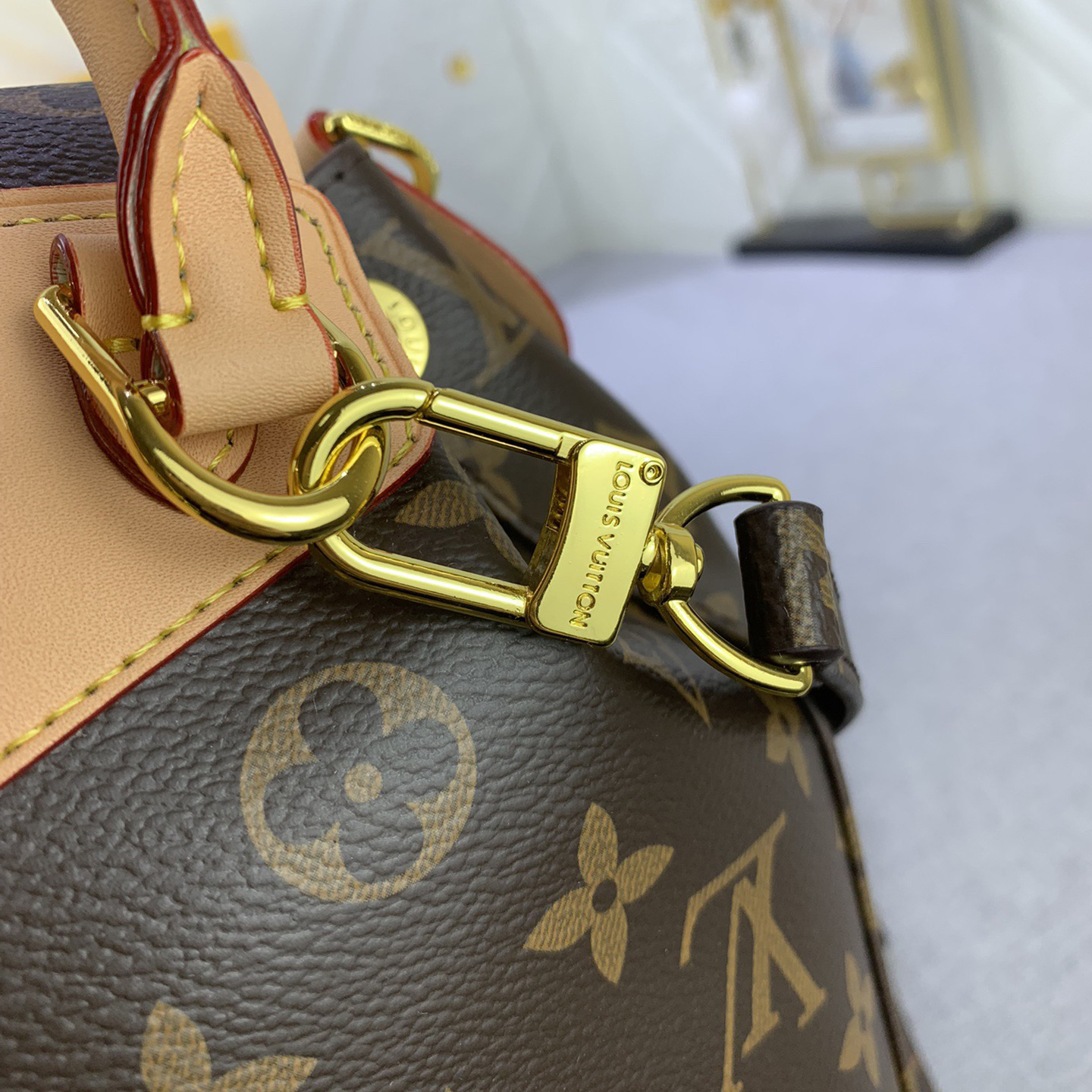 LV High Quality Women Backpack Luxury Backpack Features An Adjustable Slide Closure On The Main Compartment In Addition To The Top Handle It Also Comes With A Chain That Allows For Free Switching Of Carrying Modes Female Backpack