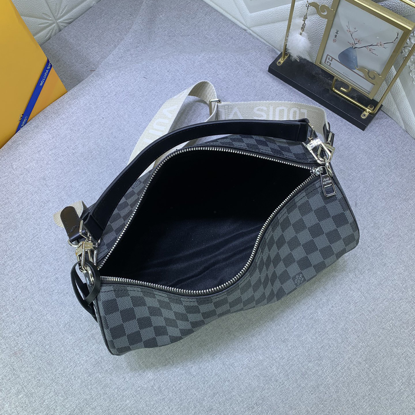LV High Quality Women Shoulder Bags Luxury Soft Cylindrical Bag With Wide Handle And Wide Shoulder Strap The Spacious Interior Can Accommodate A Variety Of Items Female Hand Bag
