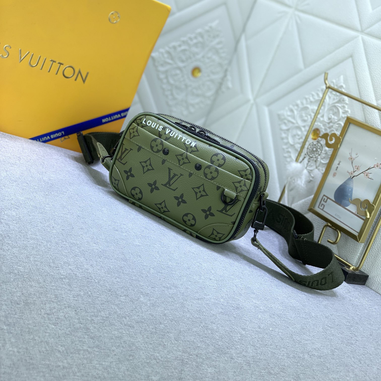 LV High Quality Women Shoulder Bags Luxury Mini Men's Postman Bag With Ample Space Zipper Compartment And Front Patch Pocket To Accommodate Phones Cards And Keys Paired With Detachable And Adjustable Leather Shoulder Straps Female Hand Bag