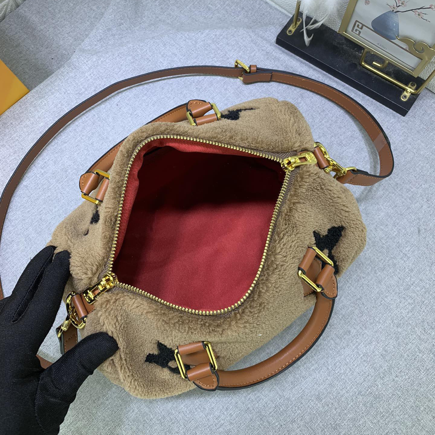 LV High Quality Women Shoulder Bags Luxuries Handbag Features Soft Wool Leather With Grain Leather Trim A Top Roller Pressed Leather Handle And Detachable And Adjustable Leather Shoulder Straps For Multiple Carrying Experiences. Female Hand Bag