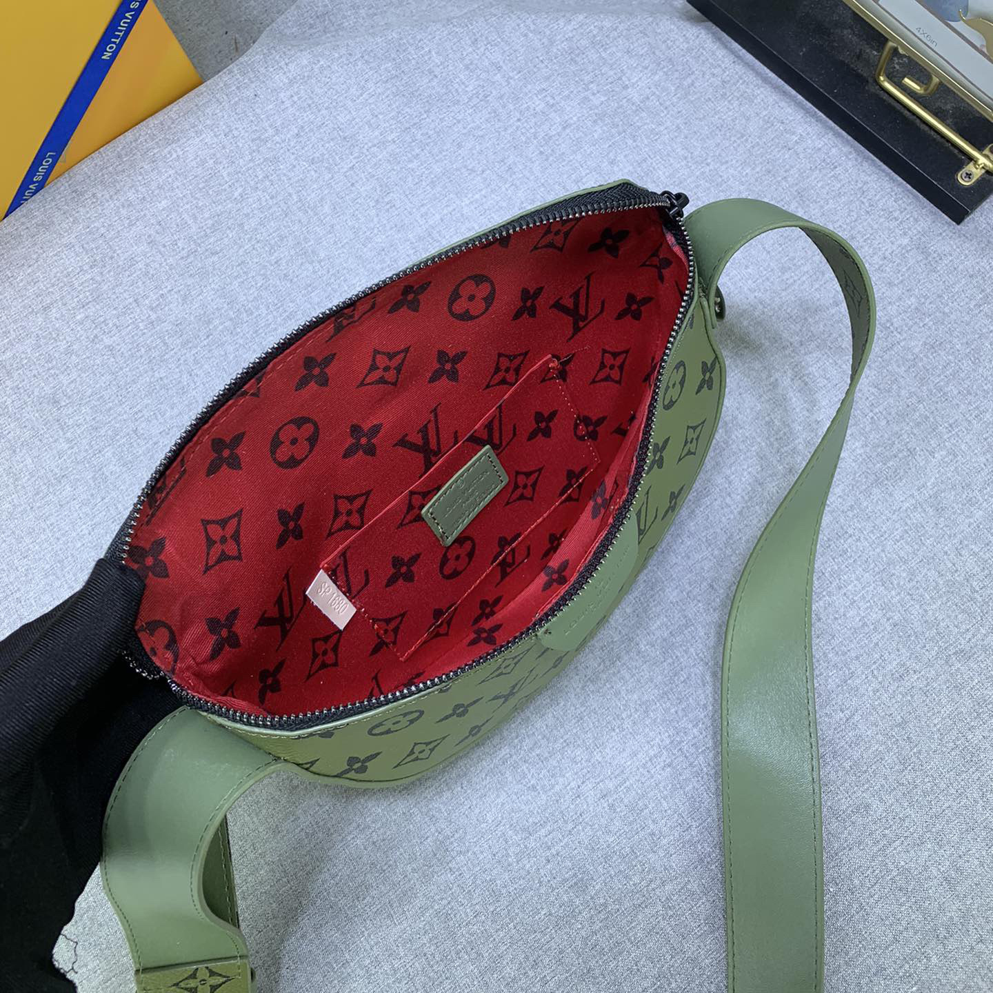 LV High Quality Women Shoulder Bags Luxury Handbag Is Made Of Soft Coated Canvas With A Semi-Circular Contour That Fits The Body Shape Making It Easy To Store Daily Needs Such As Phones Small Wallets And Headphones Female Hand Bag