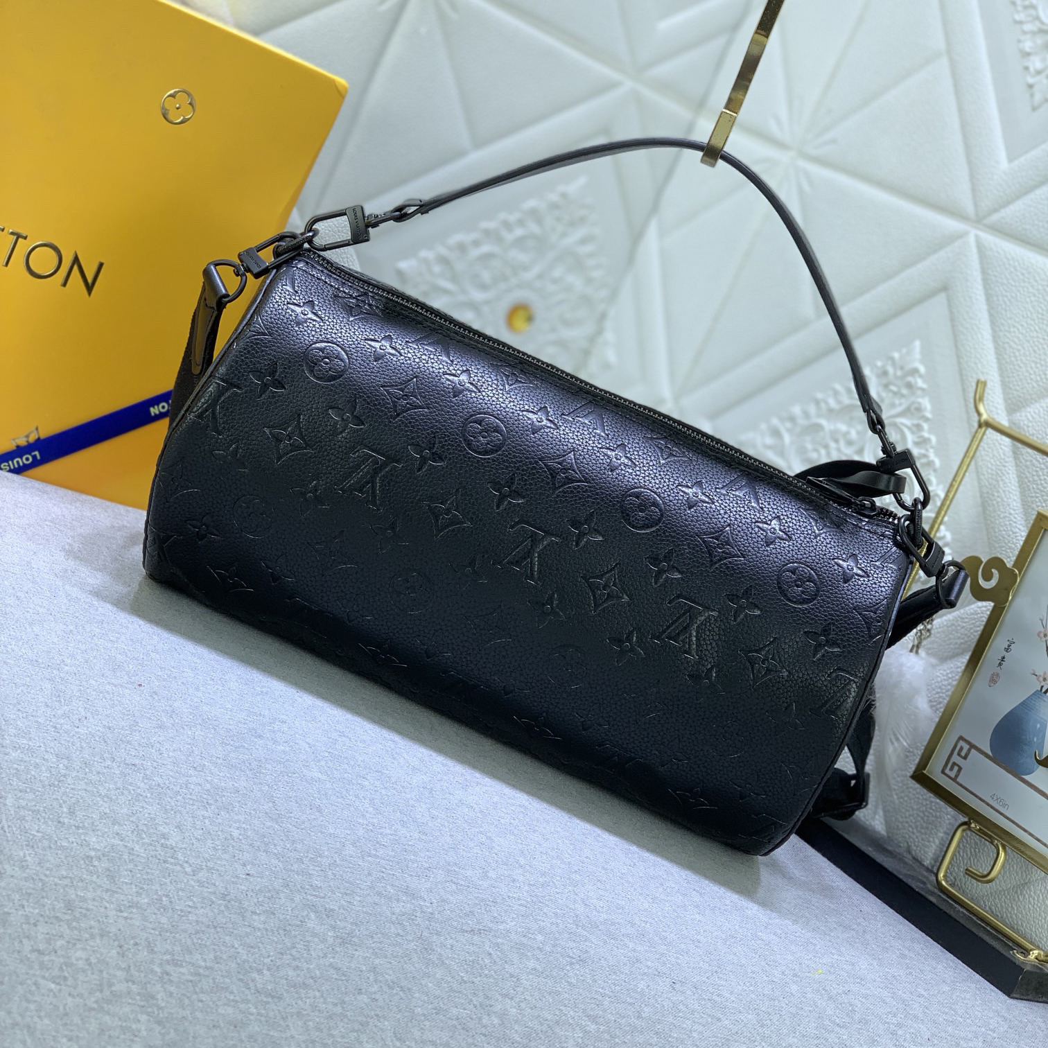 LV High Quality Women Shoulder Bags Luxury Soft Cylindrical Bag With Wide Handle And Wide Shoulder Strap The Spacious Interior Can Accommodate A Variety Of Items Female Hand Bag