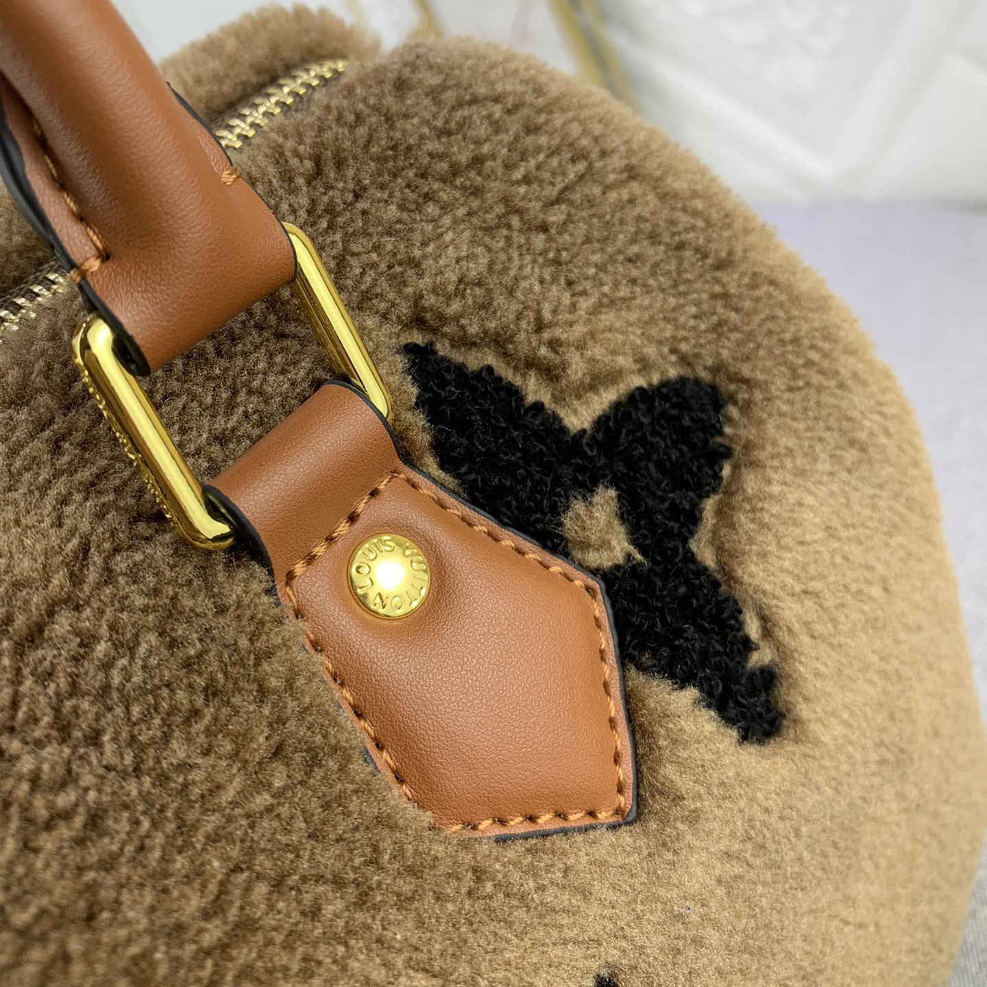 LV High Quality Women Shoulder Bags Luxuries Handbag Features Soft Wool Leather With Grain Leather Trim A Top Roller Pressed Leather Handle And Detachable And Adjustable Leather Shoulder Straps For Multiple Carrying Experiences. Female Hand Bag