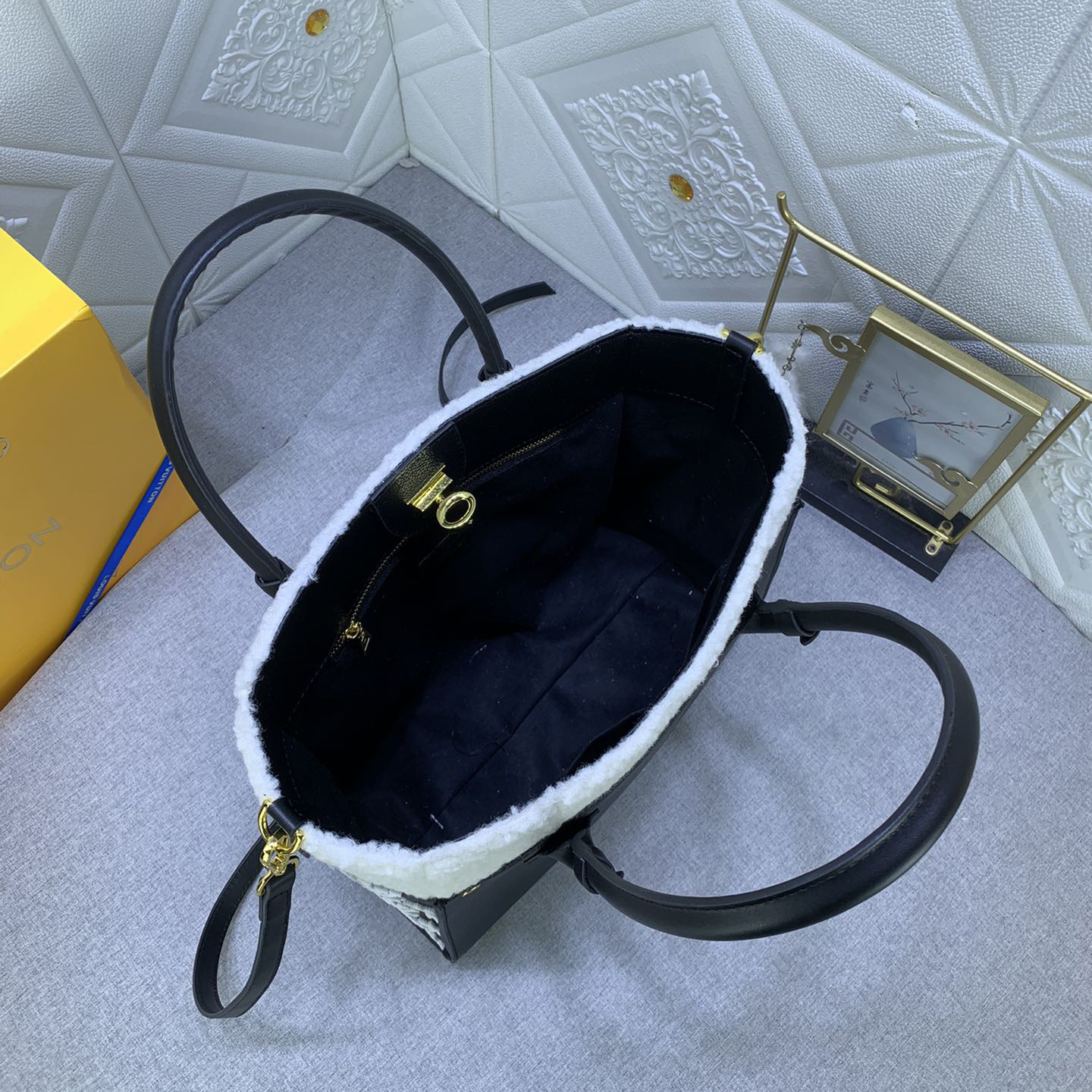 LV High Quality Women Shoulder Bags Luxury Handbag Is Made Of Grain Leather And Wool Leather And Infused With The Classic Style Of Monogram Floral Tufting On Both Sides Top Handle And Detachable Shoulder Strap Female Hand Bag