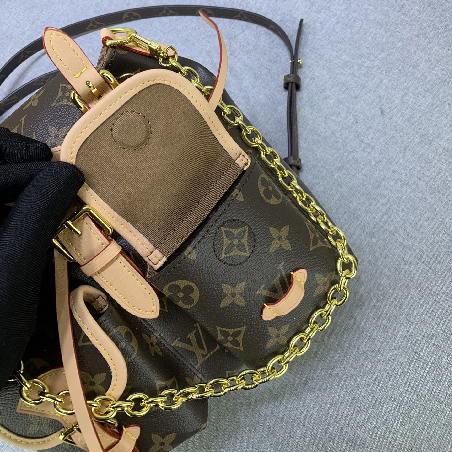 LV High Quality Women Backpack Luxury Backpack Features An Adjustable Slide Closure On The Main Compartment In Addition To The Top Handle It Also Comes With A Chain That Allows For Free Switching Of Carrying Modes Female Backpack