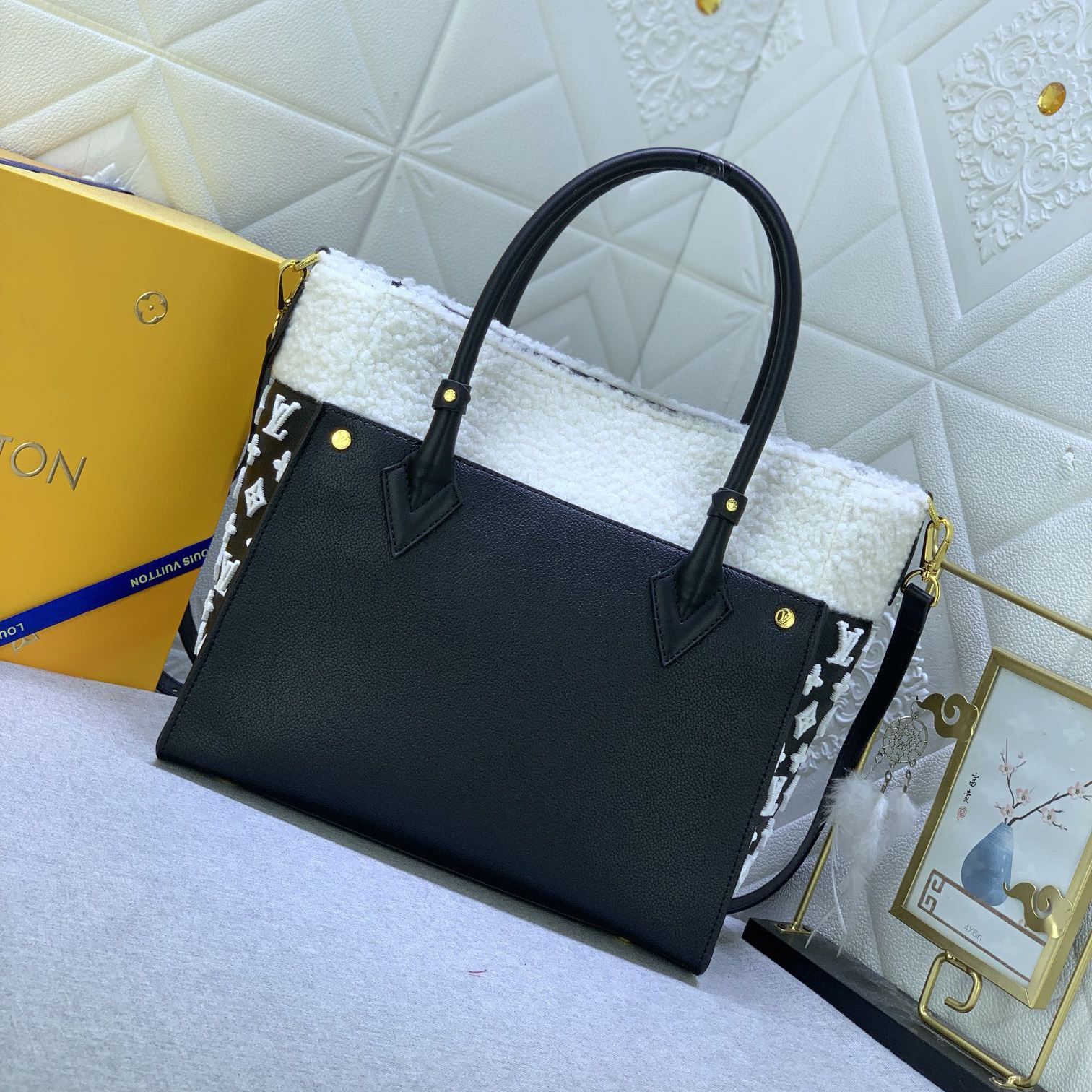LV High Quality Women Shoulder Bags Luxury Handbag Is Made Of Grain Leather And Wool Leather And Infused With The Classic Style Of Monogram Floral Tufting On Both Sides Top Handle And Detachable Shoulder Strap Female Hand Bag