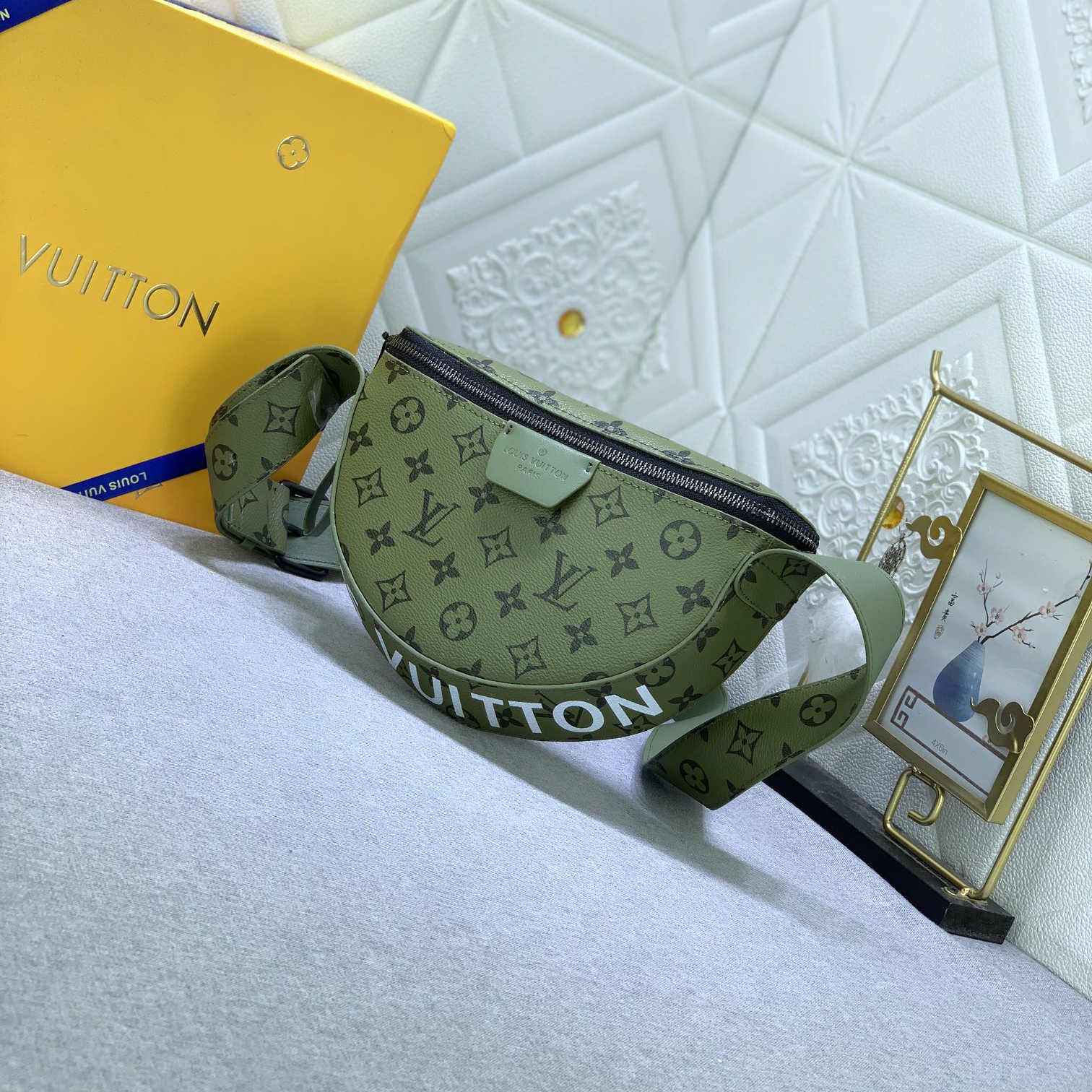 LV High Quality Women Shoulder Bags Luxury Handbag Is Made Of Soft Coated Canvas With A Semi-Circular Contour That Fits The Body Shape Making It Easy To Store Daily Needs Such As Phones Small Wallets And Headphones Female Hand Bag