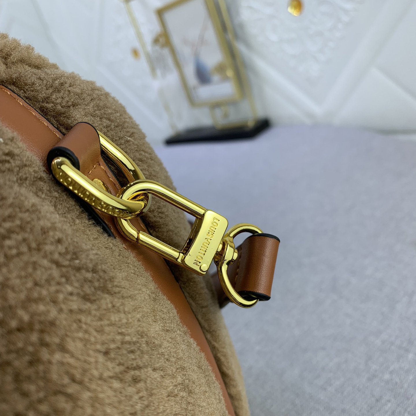 LV High Quality Women Shoulder Bags Luxuries Handbag Features Soft Wool Leather With Grain Leather Trim A Top Roller Pressed Leather Handle And Detachable And Adjustable Leather Shoulder Straps For Multiple Carrying Experiences. Female Hand Bag