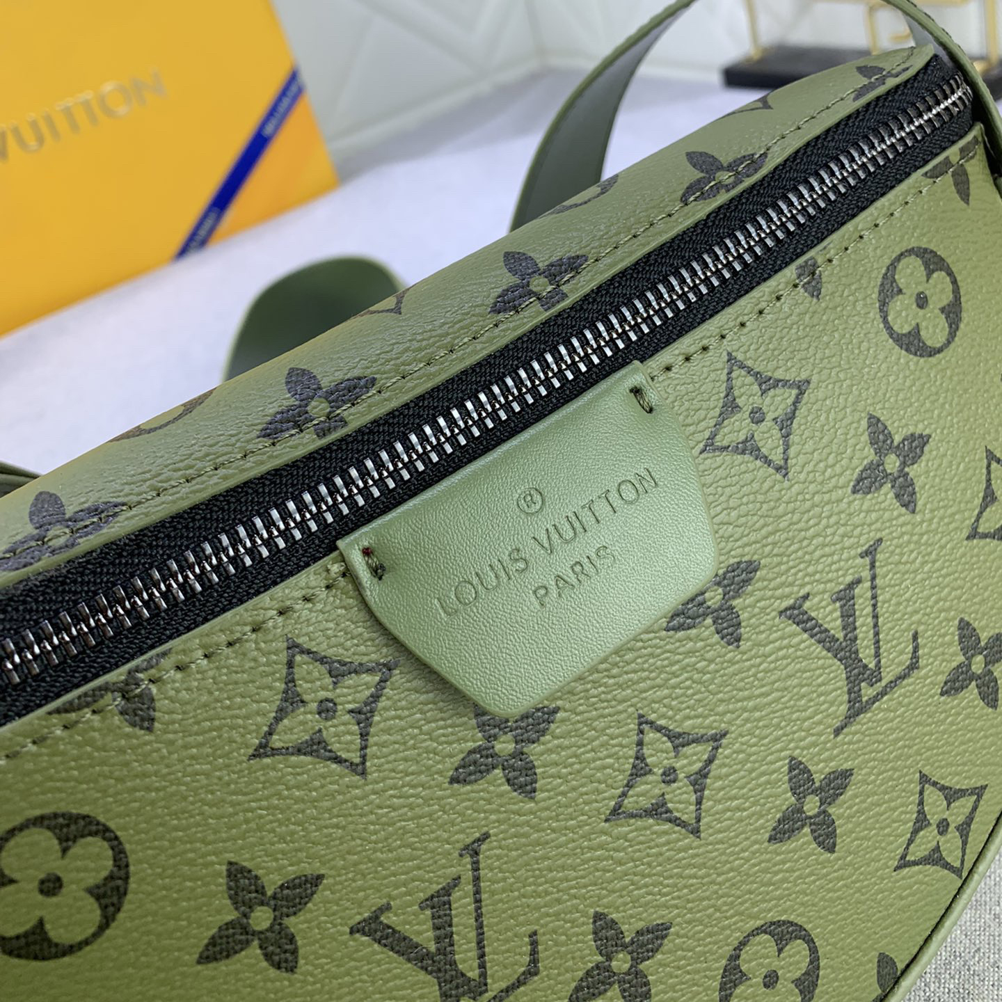LV High Quality Women Shoulder Bags Luxury Handbag Is Made Of Soft Coated Canvas With A Semi-Circular Contour That Fits The Body Shape Making It Easy To Store Daily Needs Such As Phones Small Wallets And Headphones Female Hand Bag