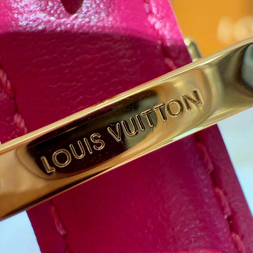 LV Women's Double-Sided Belt Features Two Styles Of Exquisite Leather And Iconic Monogram Canvas Incorporating Eye-Catching Details Into The Slim Configuration The Metal Buckle And Olive Shaped End Add An Elegant Touch