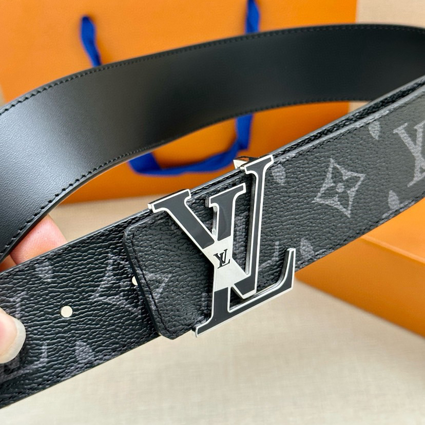LV Leather It Has A Thick Touch, With Clear And Distinct Printed Patterns It Is A Fashionable And Classic Men's Belt A Designer Belt A Casual And Smooth Buckle Belt For Both Women And Men With A Width Of 4.0 Cm And With Box