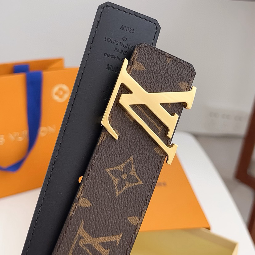LV Leather It Has A Thick Touch, With Clear And Distinct Printed Patterns It Is A Fashionable And Classic Men's Belt A Designer Belt A Casual And Smooth Buckle Belt For Both Women And Men With A Width Of 4.0 Cm And With Box