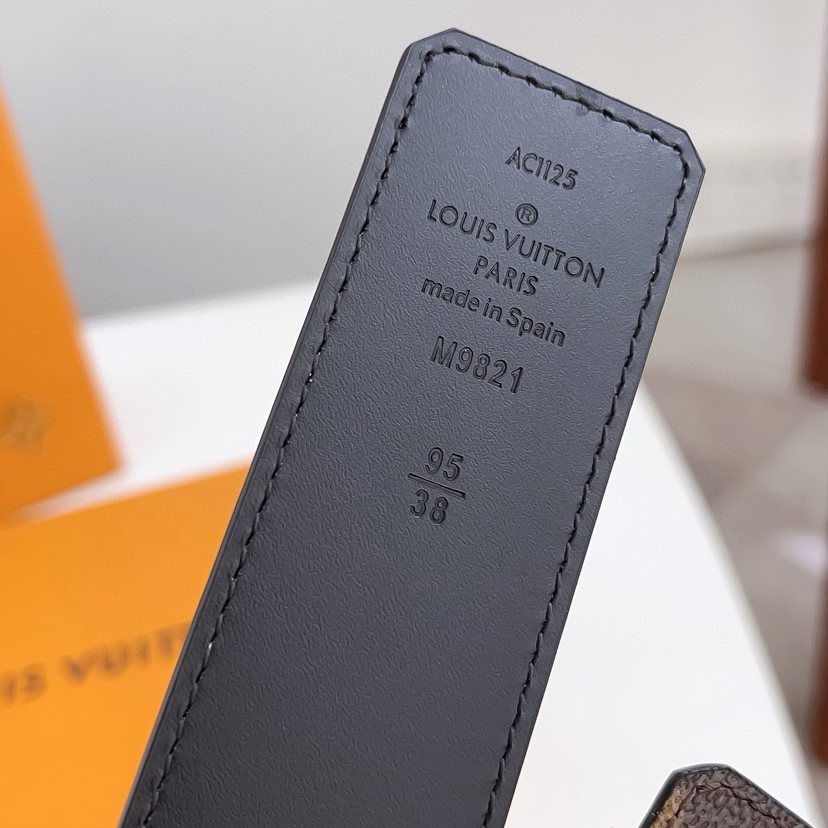 LV Leather It Has A Thick Touch, With Clear And Distinct Printed Patterns It Is A Fashionable And Classic Men's Belt A Designer Belt A Casual And Smooth Buckle Belt For Both Women And Men With A Width Of 4.0 Cm And With Box