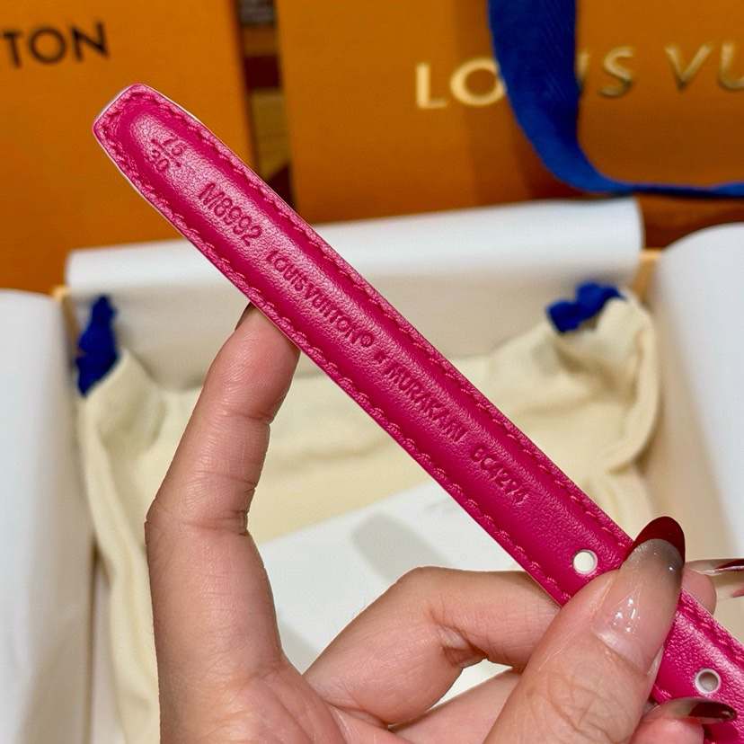 LV Women's Double-Sided Belt Features Two Styles Of Exquisite Leather And Iconic Monogram Canvas Incorporating Eye-Catching Details Into The Slim Configuration The Metal Buckle And Olive Shaped End Add An Elegant Touch