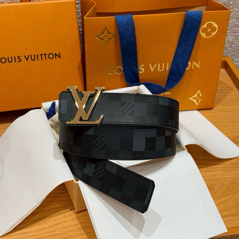 LV Men's Double-Sided Belt Cleverly Incorporates The Pixelated Damoflage Pattern Created By Arrell Williams Revealing A Trendy Style With A Deep Color Tone And A Polished Letter Buckle Width Of 4.0