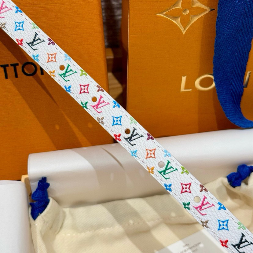 LV Women's Double-Sided Belt Features Two Styles Of Exquisite Leather And Iconic Monogram Canvas Incorporating Eye-Catching Details Into The Slim Configuration The Metal Buckle And Olive Shaped End Add An Elegant Touch