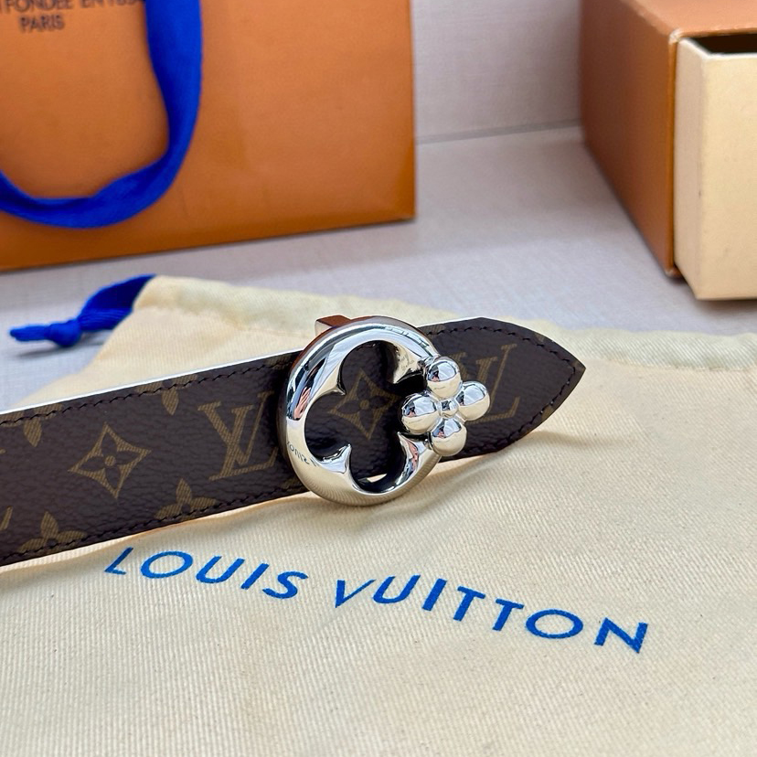 LV Leather It Has A Thick Touch, With Clear And Distinct Printed Patterns It Is A Fashionable And Classic Men's Belt A Designer Belt A Casual And Smooth Buckle Belt For Both Women And Men With A Width Of 3.0 Cm And With Box