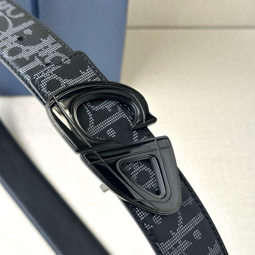 Dior Leather It Has A Thick Touch, With Clear And Distinct Printed Patterns It Is A Fashionable And Classic Men's Belt A Designer Belt A Casual And Smooth Buckle Belt For Both Women And Men With A Width Of 3.5 Cm And With Box
